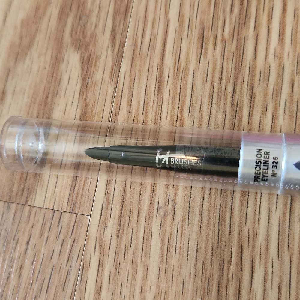 Velvet Luxe Precision Eyeliner Brush #326 - Picture 4 of 4